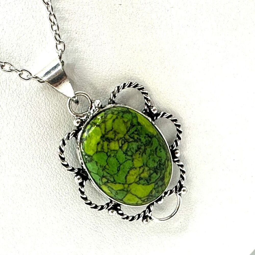 Green and silver tone pendant necklace - Picture 4 of 10